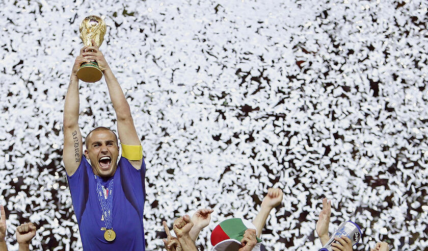 Il capitano della Nazionale Cannavaro alza al cielo la Coppa del Mondo alla finale del Mondiale 2006