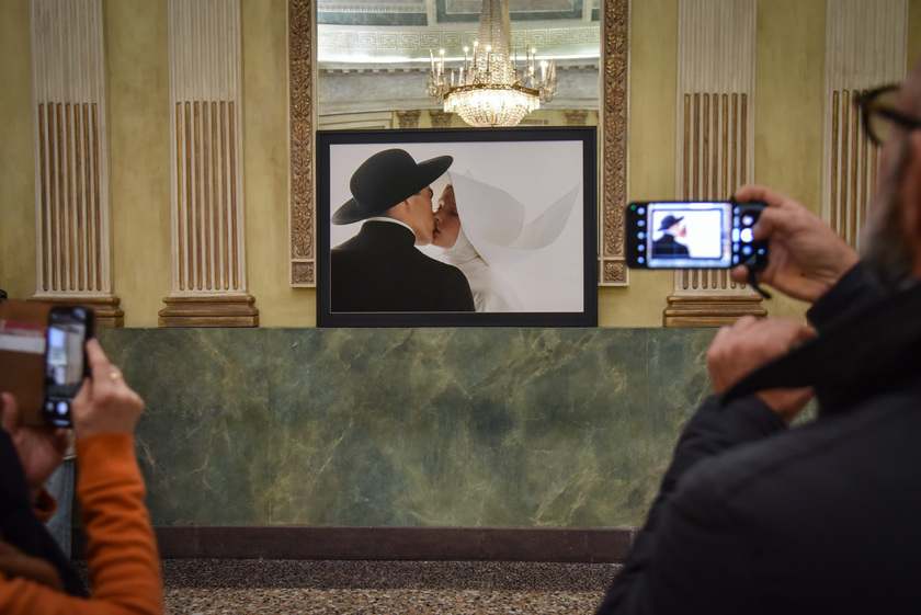 Milano omaggia Oliviero Toscani a Palazzo Reale con le sue foto