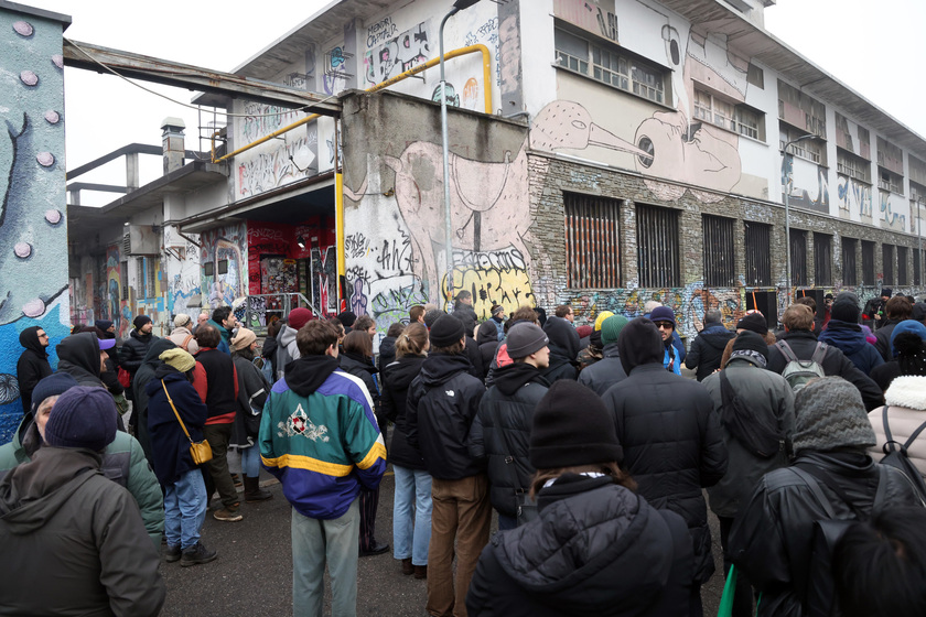 A Milano 200 antagonisti impediscono lo sfratto del Leoncavallo