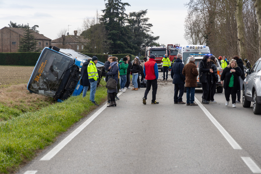 Scontro con un bus a Ferrara, morta la conducente di un'auto