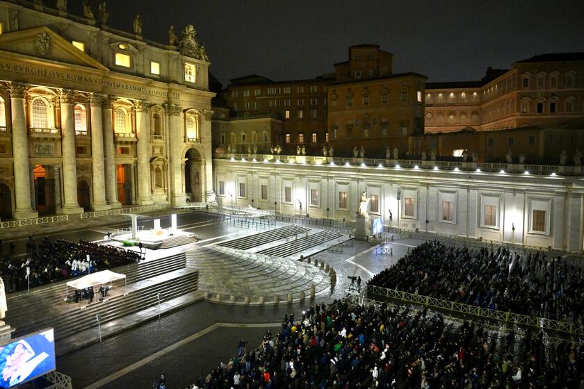 LA CHIESA PREGA PER IL PAPA, IL ROSARIO A PIAZZA SAN PIETRO