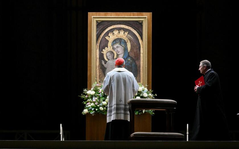 LA CHIESA PREGA PER IL PAPA, IL ROSARIO A PIAZZA SAN PIETRO