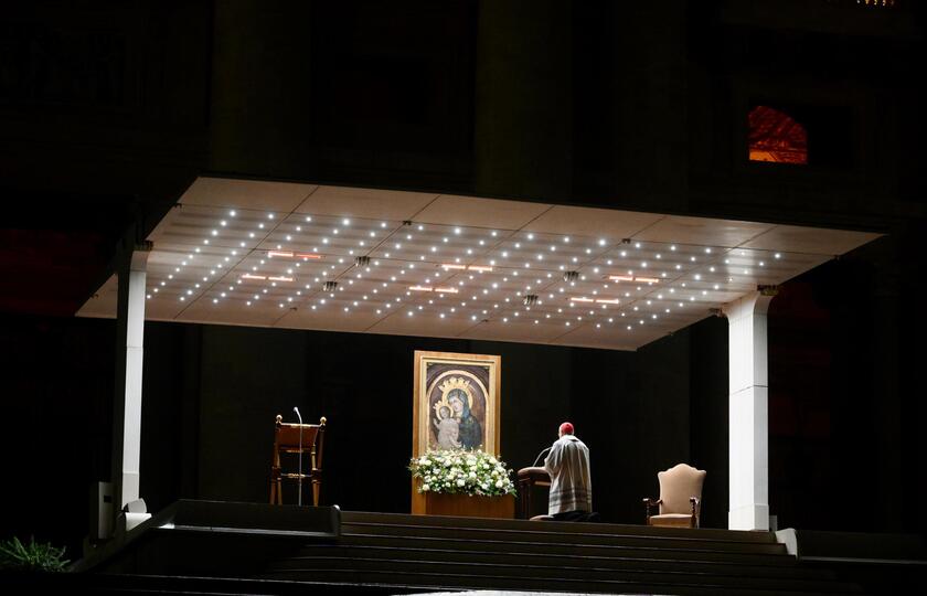 LA CHIESA PREGA PER IL PAPA, IL ROSARIO A PIAZZA SAN PIETRO