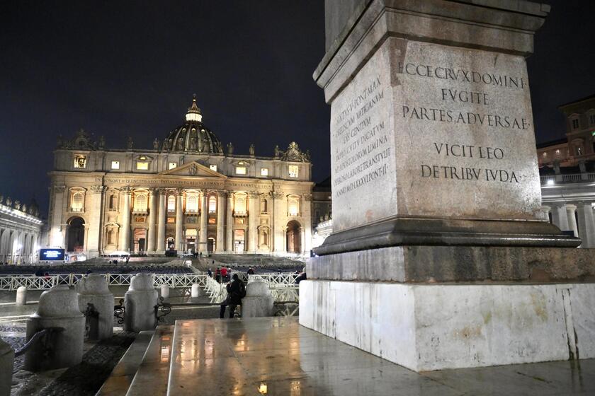 LA CHIESA PREGA PER IL PAPA, IL ROSARIO A PIAZZA SAN PIETRO