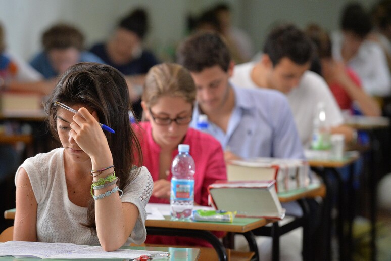 Studenti impegnati nella prova di italiano (foto d 'archivio) - RIPRODUZIONE RISERVATA