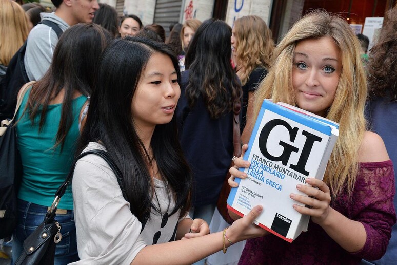 Studenti alle prese con la prova di greco (foto d 'archivio) - RIPRODUZIONE RISERVATA