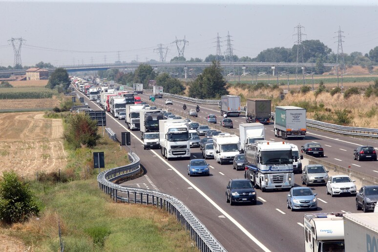 In auto d 'estate i bimbi sono a rischio colpo di calore - RIPRODUZIONE RISERVATA