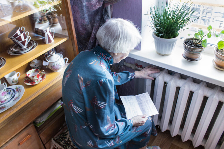 freddo in casa, a rischio gli anziani - RIPRODUZIONE RISERVATA