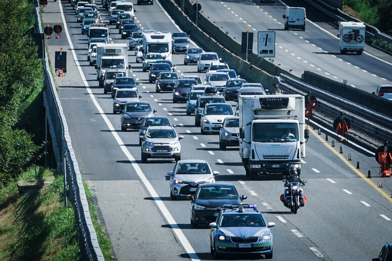 Traffico intenso su strade e autostrade (archivio) - RIPRODUZIONE RISERVATA