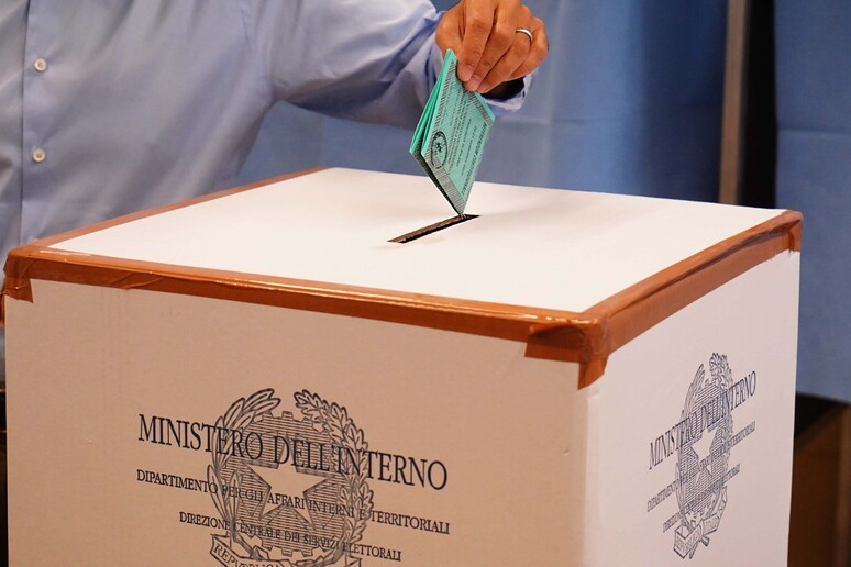 Un 'urna per una votazione in una foto di archivio - RIPRODUZIONE RISERVATA