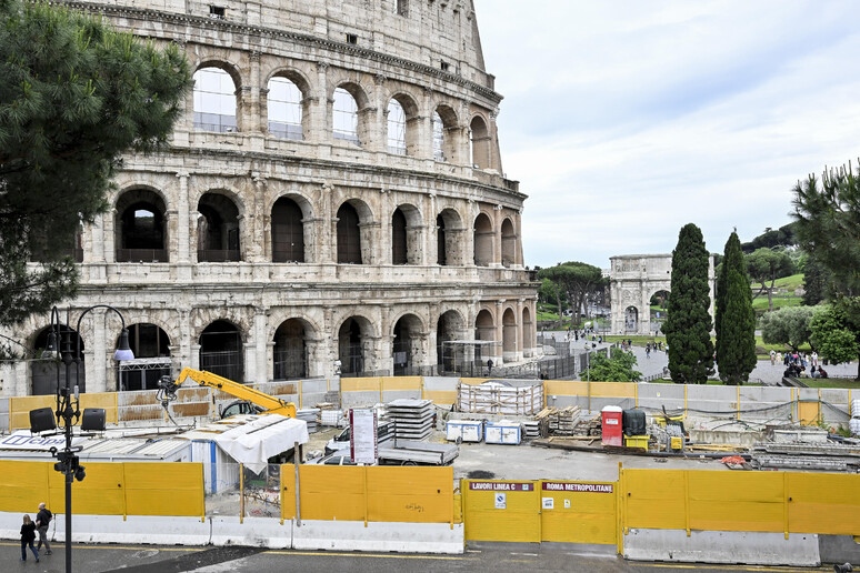 - RIPRODUZIONE RISERVATA