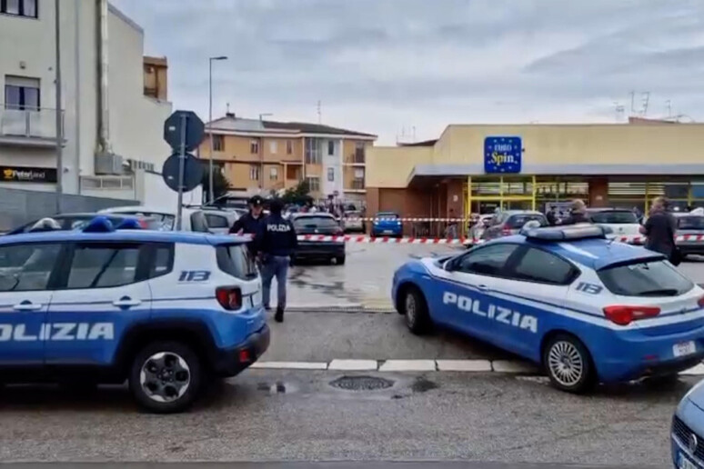 Uomo spara alla moglie per strada e si uccide nel Foggiano - RIPRODUZIONE RISERVATA