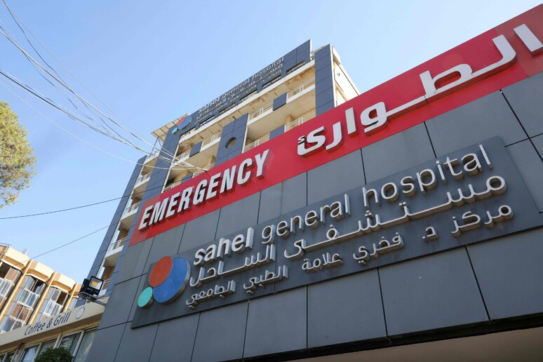 Folla di giornalisti visita l 'ospedale sul bunker a Beirut © ANSA/AFP