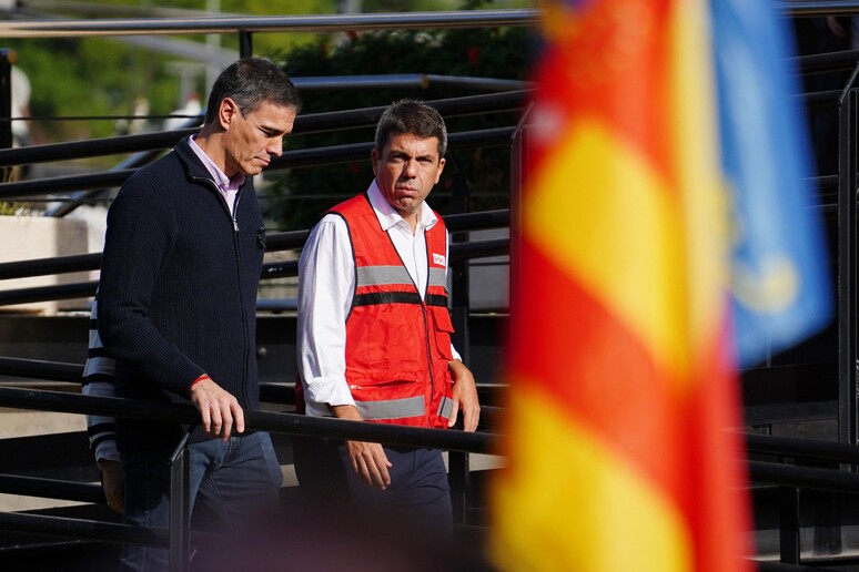 Carlos Mazon insieme al premier Pedro Sanchez © ANSA/AFP