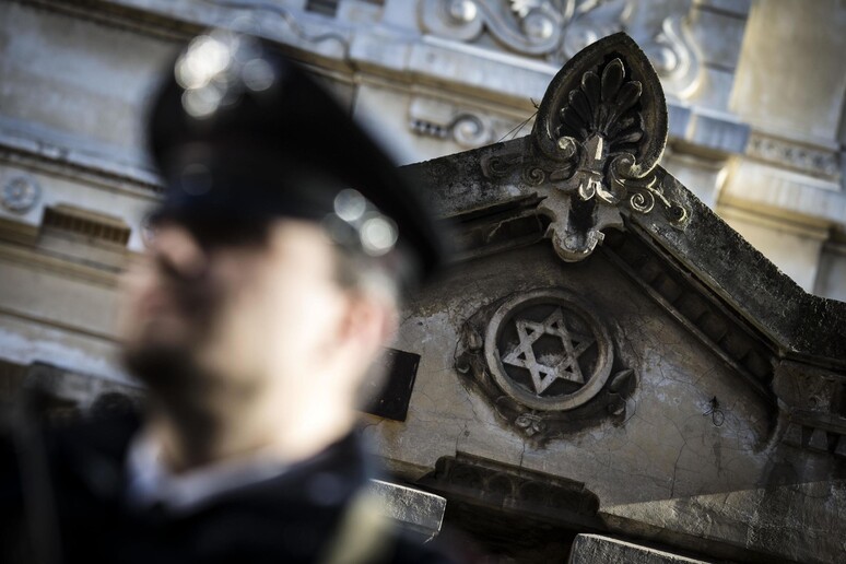 Presidio delle forze di polizia nella zona del Ghetto di Roma - RIPRODUZIONE RISERVATA