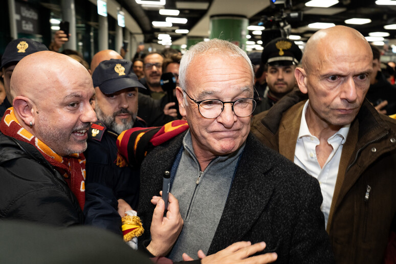 Bagno di folla a Fiumicino per Ranieri - RIPRODUZIONE RISERVATA