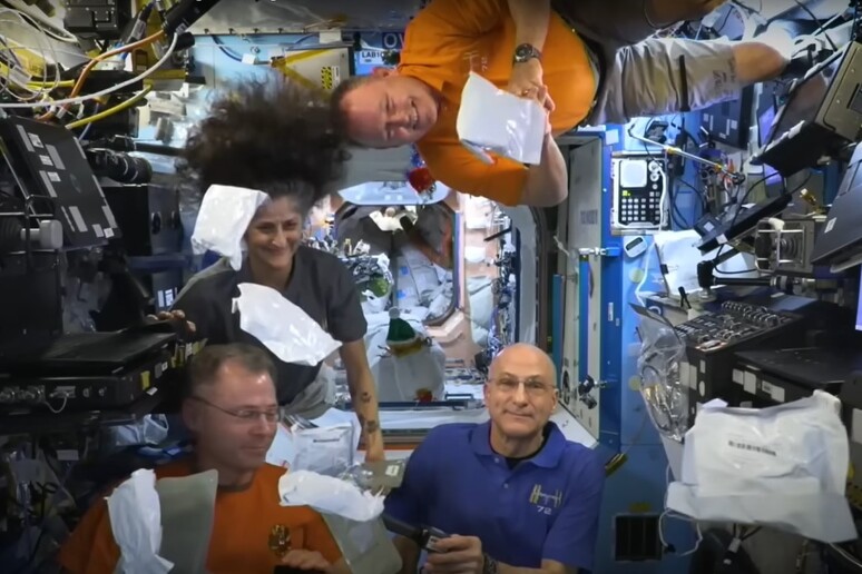 Gli astronauti della Nasa mostrano le pietanze per la feste del Ringraziamento (fonte: Nasa) - RIPRODUZIONE RISERVATA