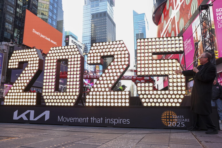 New Year 's Eve 2025 numerals arrive in Times Square in New York © ANSA/EPA