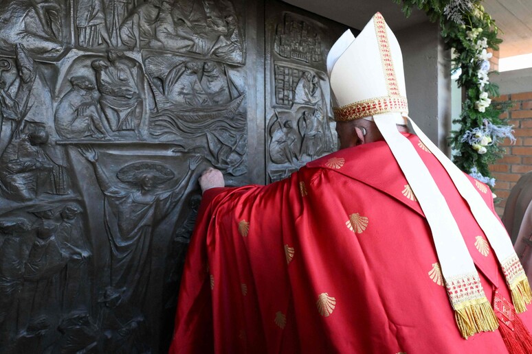 Pope opens Holy Door at Rome prison, making history © ANSA/AFP