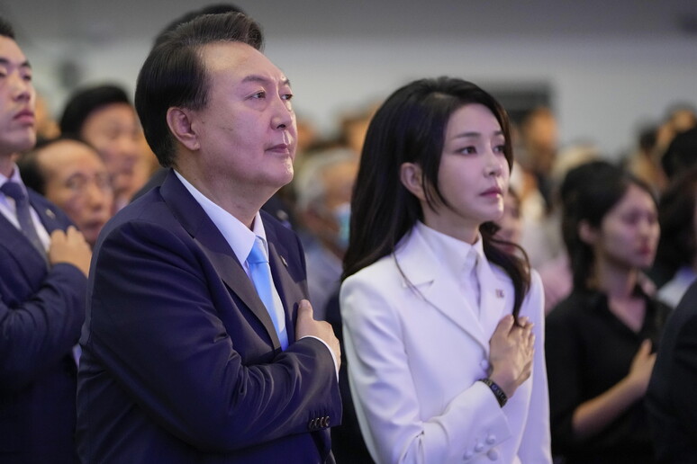 South Korean President Yoon Suk Yeol (L) and his wife Kim Keon Hee (R) © ANSA/EPA