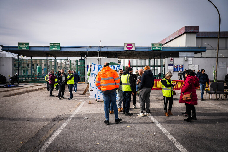 Tammurriata  'Bella ciao ' per i lavoratori di Trasnova - RIPRODUZIONE RISERVATA