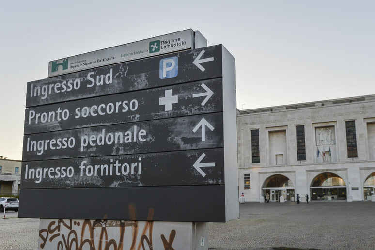 L ' esterno dell 'ingresso principale dell ' Ospedale Niguarda a Milano - RIPRODUZIONE RISERVATA