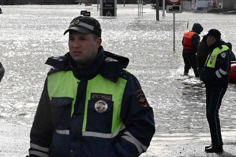 Agente del traffico nella città russa di Orsk, in Russia. Immagine d 'archivio © ANSA/AFP