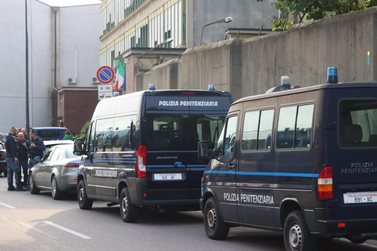 Squadre della Polizia di Stato nei pressi del carcere minorile Beccaria - RIPRODUZIONE RISERVATA