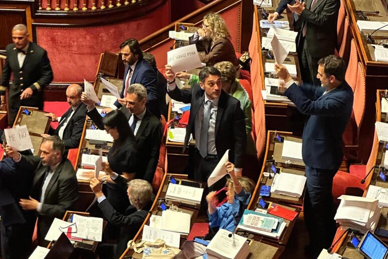 Premierato: cartelli in Aula Senato, seduta sospesa - RIPRODUZIONE RISERVATA
