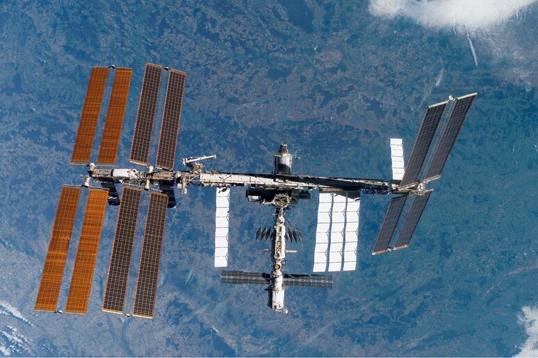 La Iss fotografata sullo sfondo della Terra dallo Space Shuttle Discovery (fonte: MSFC/NASA) - RIPRODUZIONE RISERVATA
