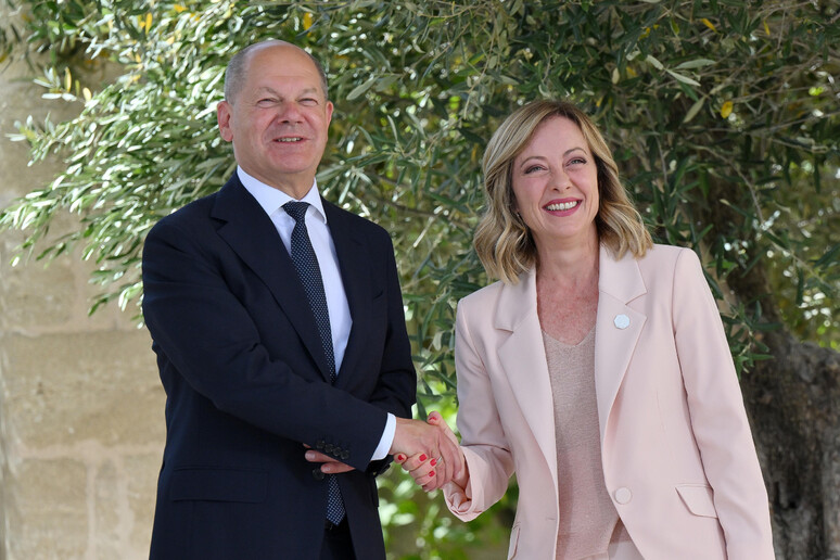 Il cancelliere Scholz con la premier Meloni ieri, al vertice G7 in Puglia - RIPRODUZIONE RISERVATA
