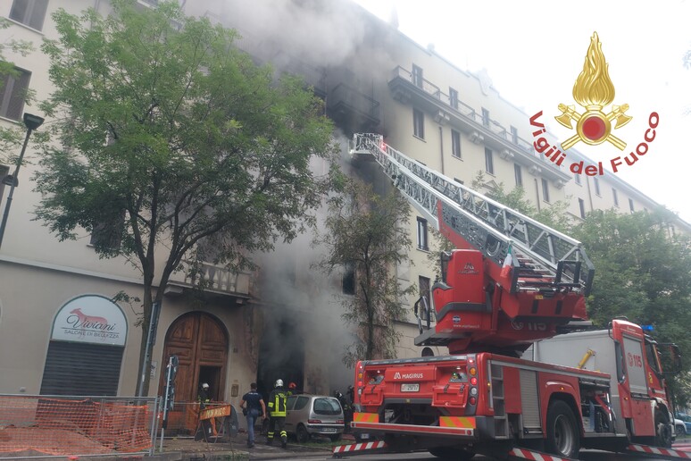 Incendio a Milano - RIPRODUZIONE RISERVATA
