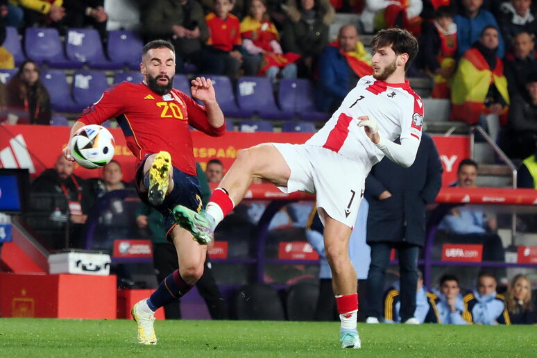 Kvaratskhelia contende il pallone a Carvajal durante un match tra Georgia e Spagna - RIPRODUZIONE RISERVATA
