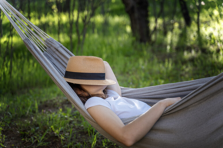 Relax su un 'amaca in giardino foto iStock. - RIPRODUZIONE RISERVATA