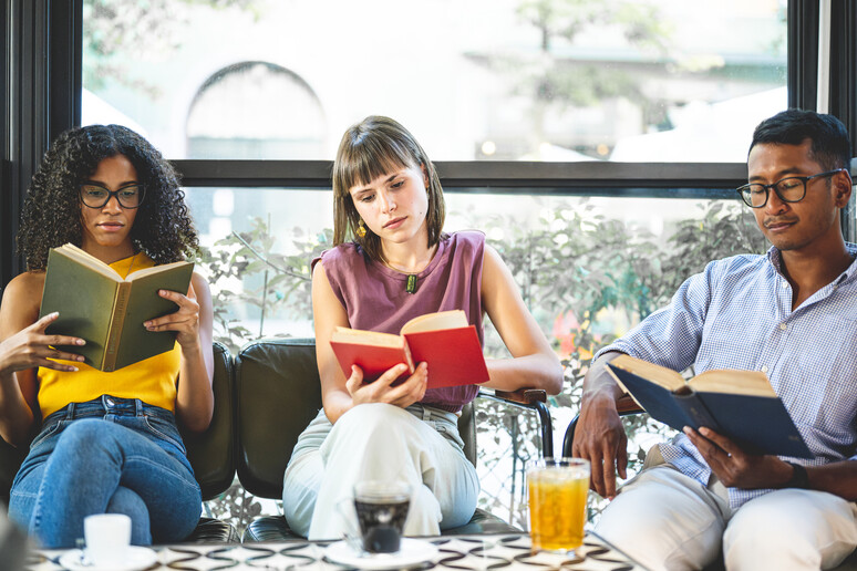 University, students and friends on cafeteria floor - RIPRODUZIONE RISERVATA