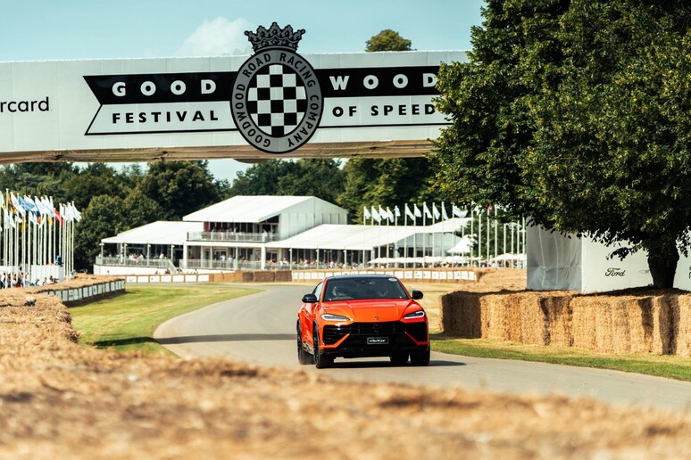 Lamborghini Urus SE, prima apparazione dinamica a Goodwood © ANSA/Web