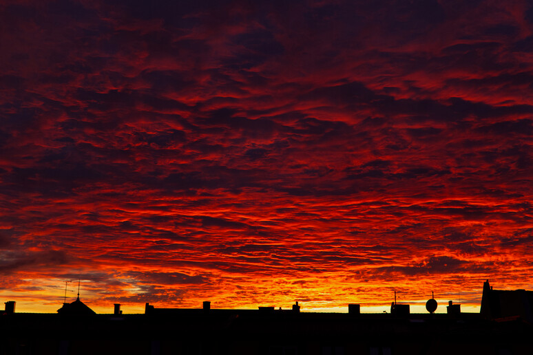 Tramonto sui tetti di una città (fonte:  Kurti411 via PxHere) - RIPRODUZIONE RISERVATA