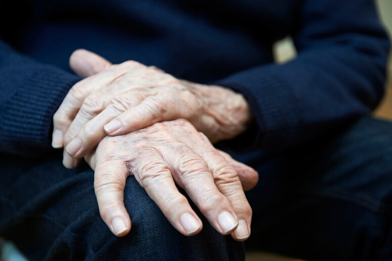 Gli over 90 muoiono di più per Covid-19, ma non sono ricoverati nelle terapie intensive (fonte: Highwaystarz-Photography, iStock) - RIPRODUZIONE RISERVATA