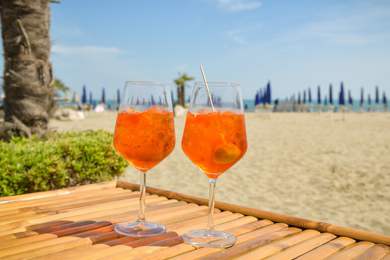 Spritz sulla spiaggia al Lido di Venezia foto iStock. - RIPRODUZIONE RISERVATA