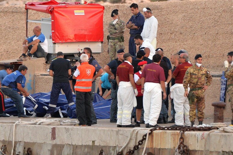 Il recupero dei corpi dopo il naufragio del 3 ottobre 2013 a Lampedusa (foto d 'archivio) - RIPRODUZIONE RISERVATA