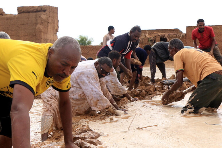 At least 30 dead, thousands affected after flash floods in Sudan © ANSA/EPA