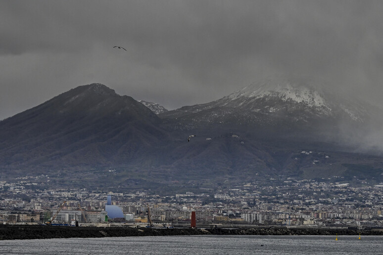 Maltempo: Vesuvio imbiancato, prima neve del 2025 sul vulcano - RIPRODUZIONE RISERVATA