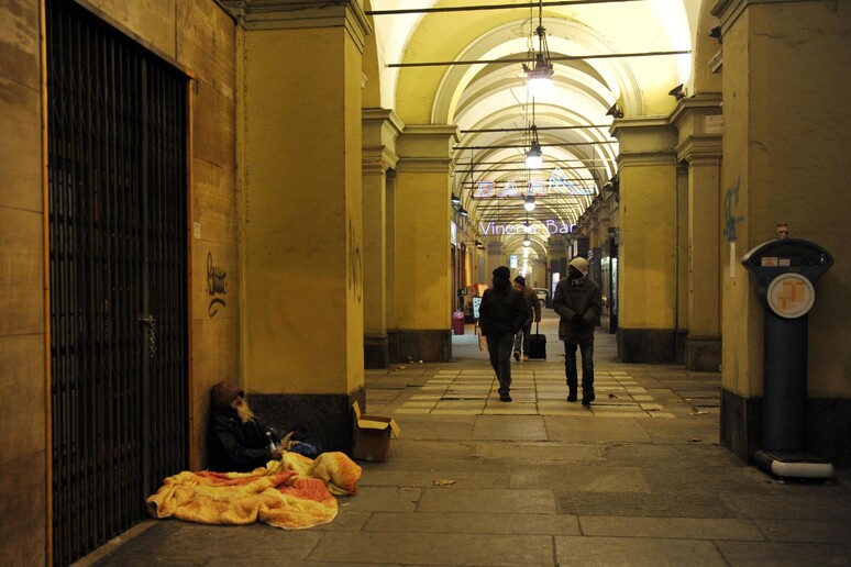 Violentata a dodici anni nei bagni della stazione di Torino - RIPRODUZIONE RISERVATA