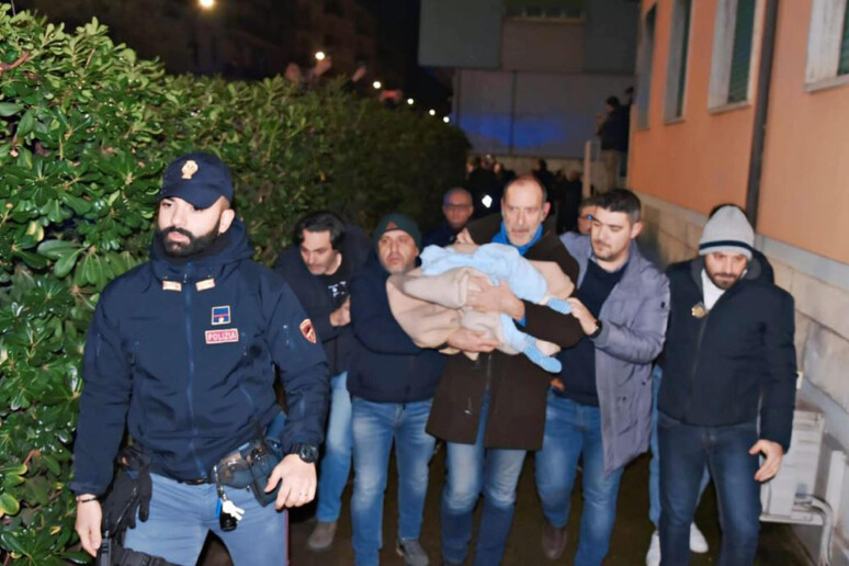 La neonata rapita e ritrovata dopo alcune ore dalla Polizia - RIPRODUZIONE RISERVATA