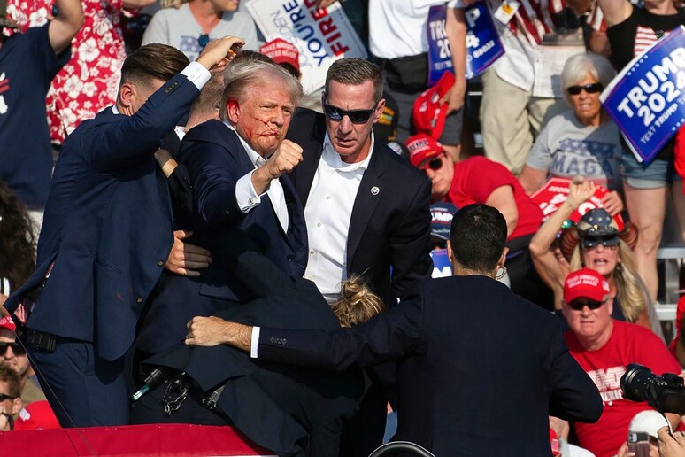 Sean Curran (con occhialiscuri) durante l 'attentato contro Trump a Butler © ANSA/AFP