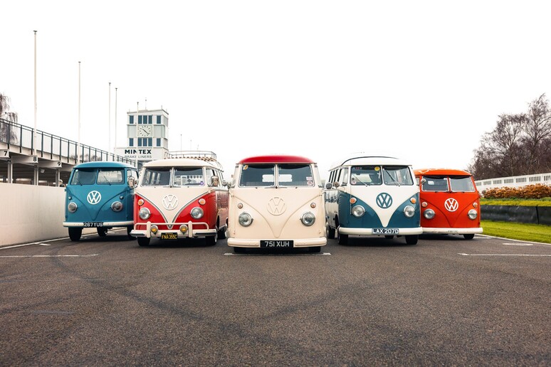 A Goodwood Revival gran parata di  'Volkswagen Bulli ' © ANSA/web