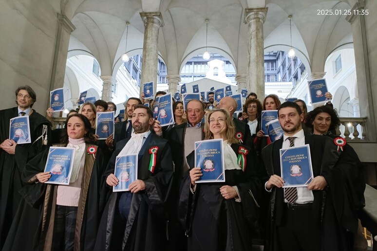 La protesta dei magistrati contro la riforma a Genova - RIPRODUZIONE RISERVATA