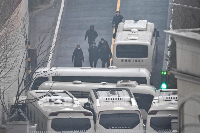 Security personnel blocking an entrance gate to protect impeached president Yoon Suk Yeol © ANSA/AFP