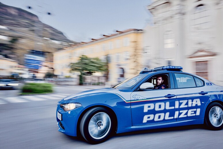 Un 'auto generica della Polizia della Questura di Bolzano - RIPRODUZIONE RISERVATA