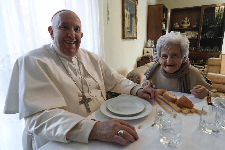 Papa Francesco con la cugina Carla Rabezzana - RIPRODUZIONE RISERVATA